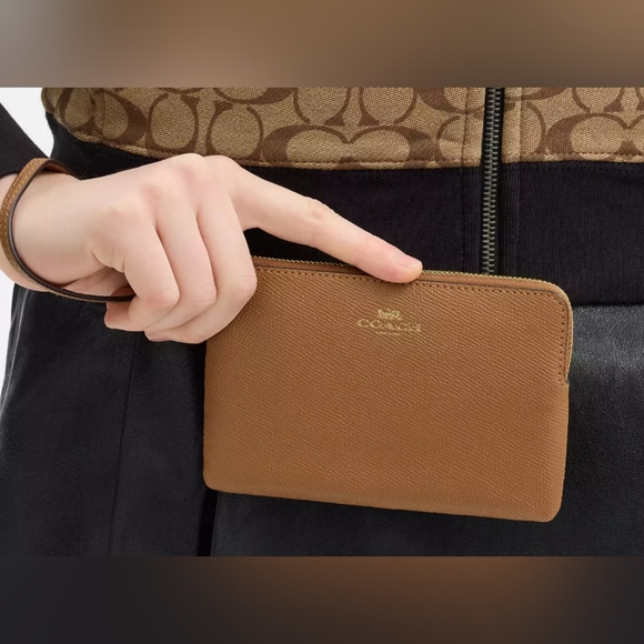 NWOT Corner Zip Wristlet - F518032 - & Dust Bag - Picture 1 of 11